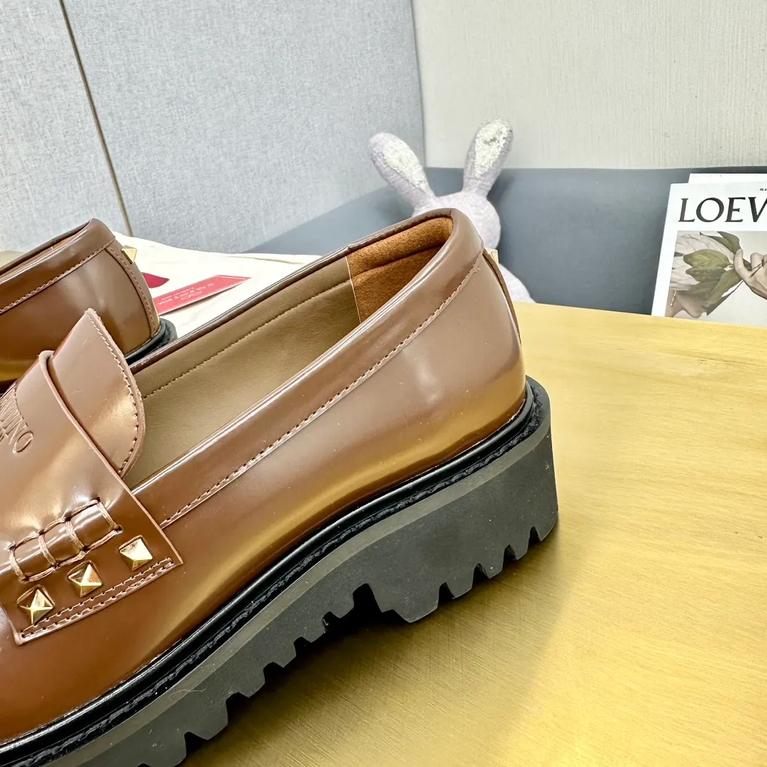 👟👟Ex-factory price 560👟👟 2024【VALENTINO】Valentino's early spring fashionable slip-on loafers are hot new🆕 Versatile style with temperament💃🏻 Slay the whole audience immediately when you put them on [Love] The ultra-simple design is more timeless and attractive! Fashionable and neat feeling, it is a magic tool for increasing your height and slimming down ✨ The shoe collar is specially added with anti-wear latex! You won't feel tired after walking all day long🦶🏻 The upper is made of open-edge beaded cowhide material and paired with a calfskin lining, which is full of texture! 👿Bottom thickness 4.0cm 👿Color: Black Brown 👿Size: 35-40 Factory ready supply